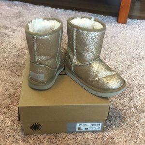 Adorable gold sparkle uggs!